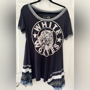 ▪️FREE PEOPLE We The Free White Wolves Top Size Medium Black/Blue